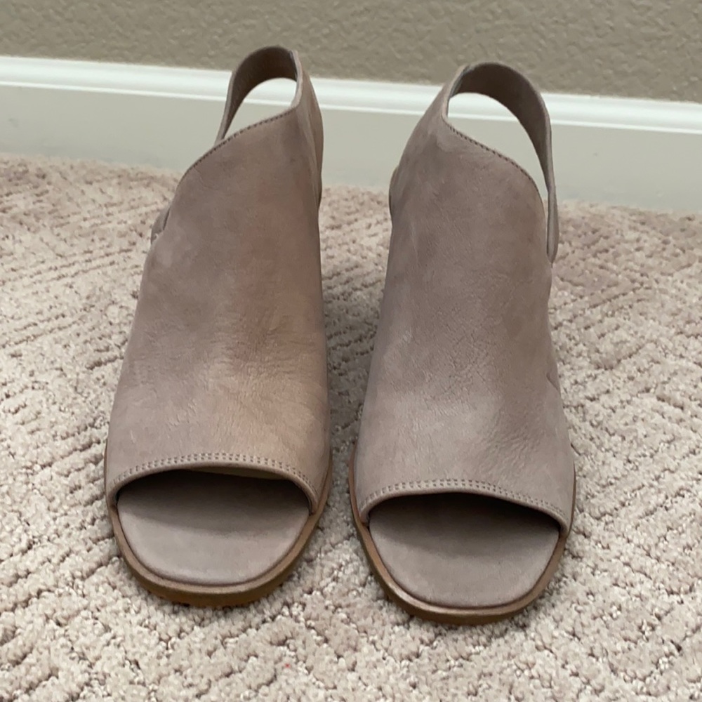 Vince Camuto taupe leather block heeled sandals